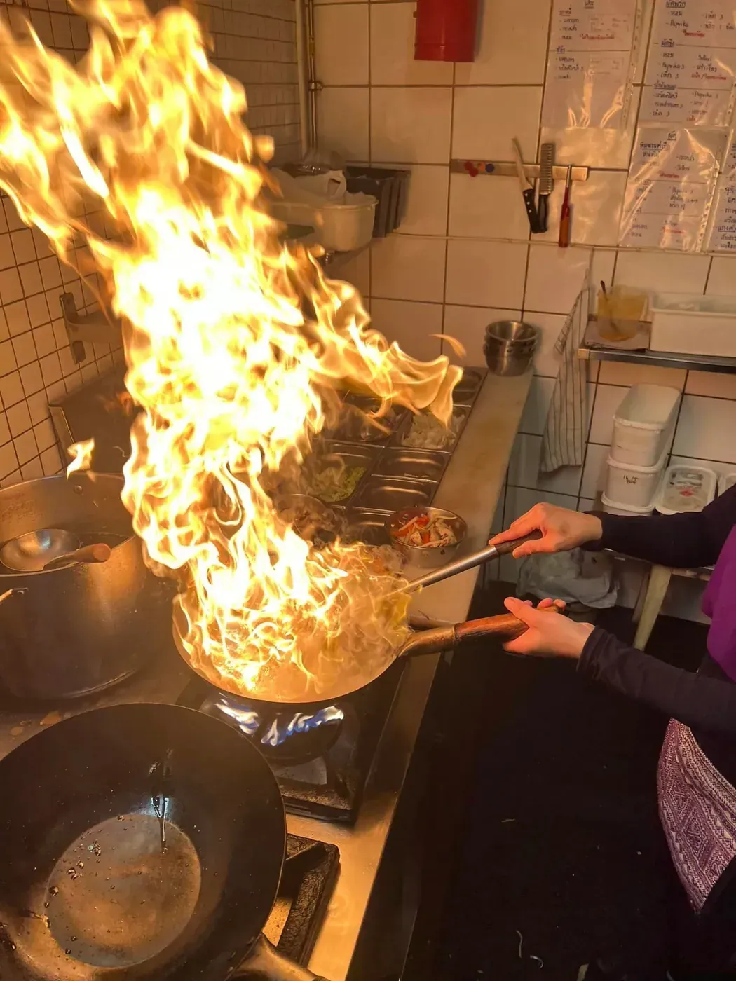 Wokpannen i full fyr